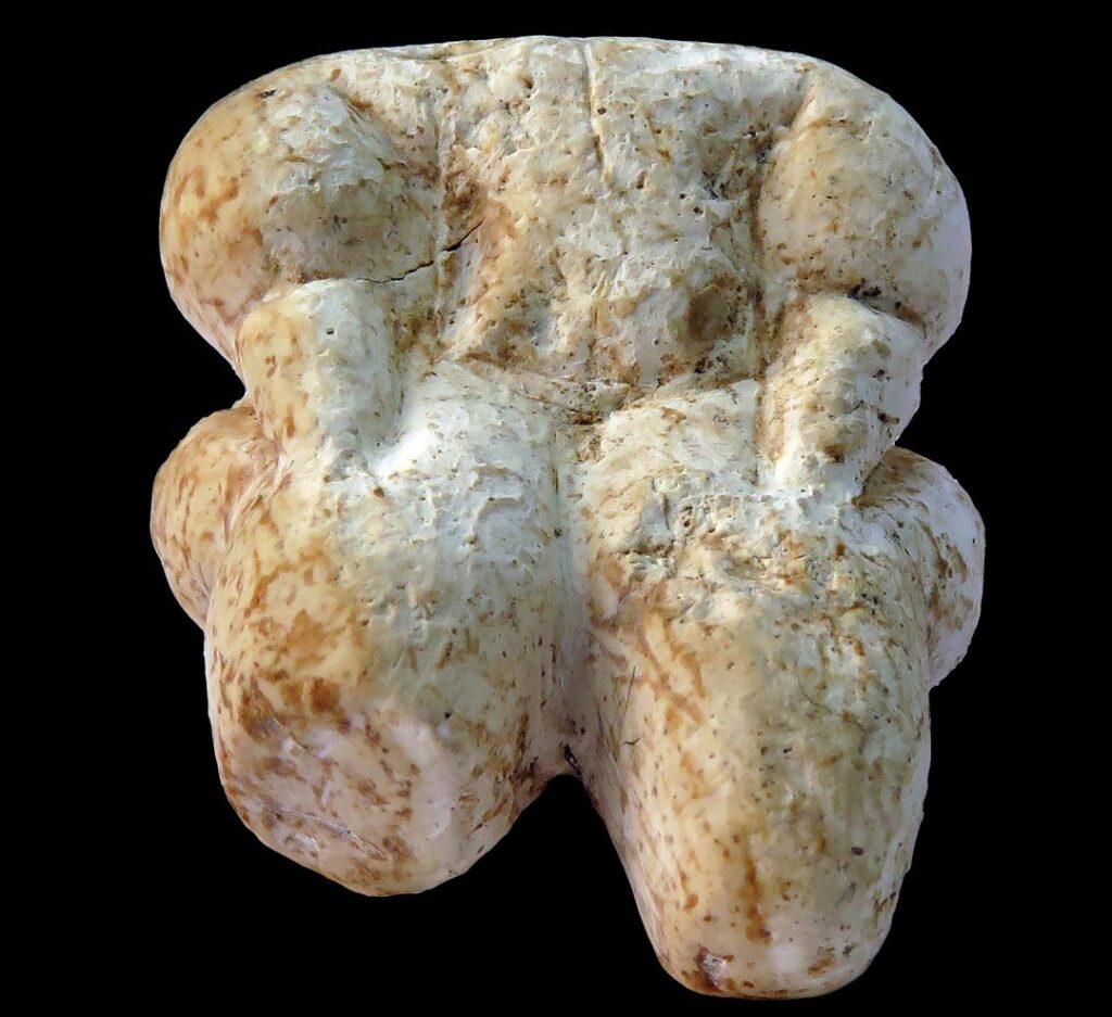 Some of the female figurines strongly resemble examples known from Central Anatolia, particularly from well-studied Neolithic sites such as Çatalhöyük and Aşıklı Höyük.