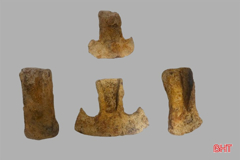 “Iron axe blades and shovels discovered in Lang Che Hamlet, Son Kim 2 Commune. Credit: BHT