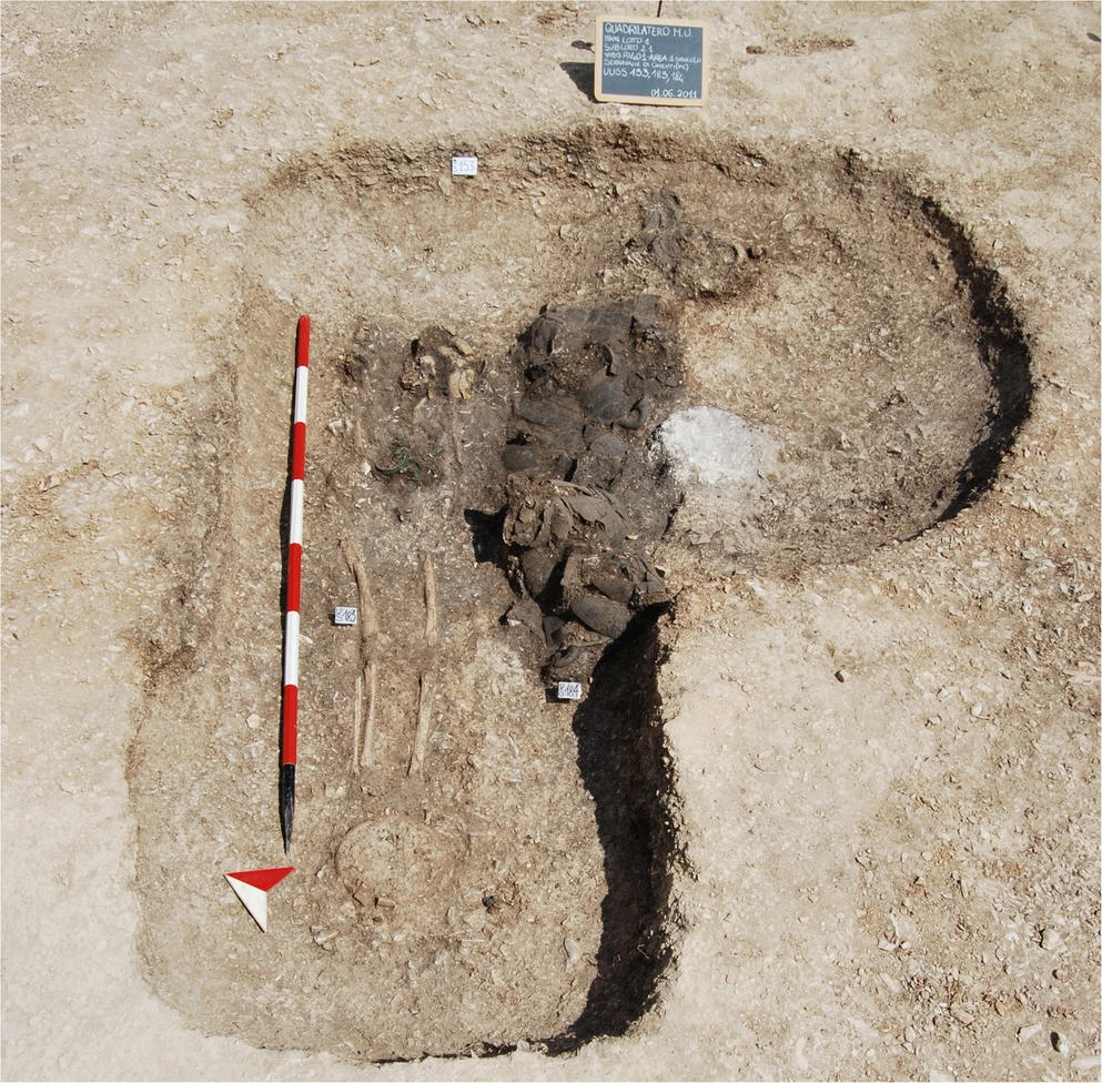 Serravalle di Chienti (MC), Tomb 4 during the archaeological excavation. The clay loaf in the niche is clearly distinguishable due to its lighter color compared to the burial earth. A second clay loaf was placed in the bowl above the feet of the deceased. Credit: Gliozzo, E., Fantozzi, P. L., Frapiccini, N., et al. (2026).