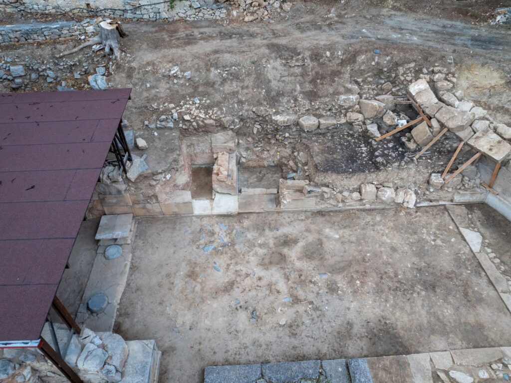 The easternmost part of the excavation and the central entrance of the palace with the quadruple amphikylon altar. Credit: Greek Ministry of Culture
