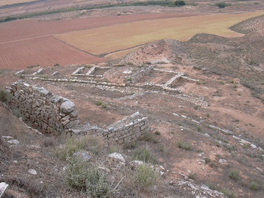 Extramural commercial district with a centrally paved street. Credit: Public Domain - Wikipedia Commons