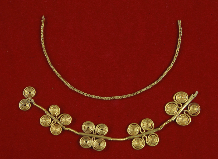 Chain and beads from Lakkithra tombs above and A below. Credit: Greek Ministry of Culture, Ephorate of Antiquities of Kephallenia and Ithaki.