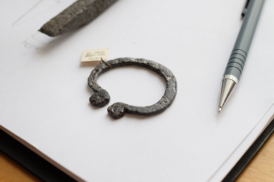 Toropov proposes that the object may be part of a ring-shaped pin used in Viking-era male costume, similar to items found in the cultural layer of Hedeby, one of the largest Viking trade centers. Credit: NovGU