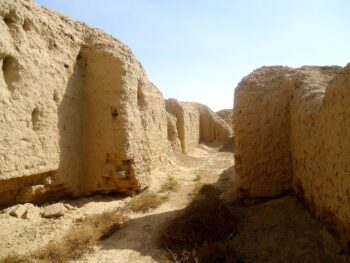 Ruins near the ziggurat of Kish at Tell al-Uhaymir, Mesopotamia, Babel Governorate, Iraq. Public Domain