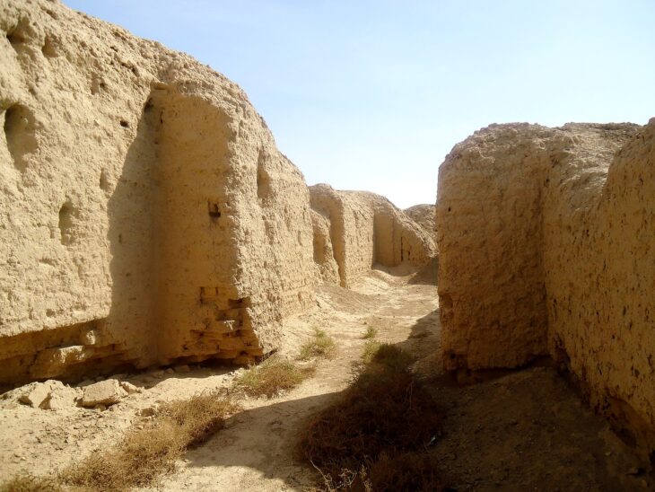 Ruins near the ziggurat of Kish at Tell al-Uhaymir, Mesopotamia, Babel Governorate, Iraq. Public Domain