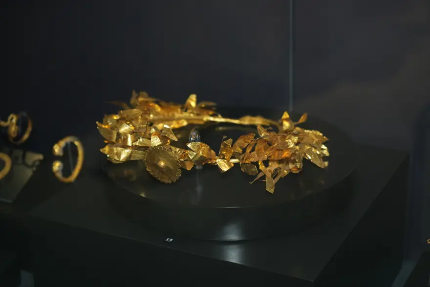 A finely crafted gold wreath from the Amisos Treasures, illustrating the advanced goldsmithing skills and elite funerary traditions of northern Anatolia during the Hellenistic period. On display at the Samsun Museum. Credit: IHA