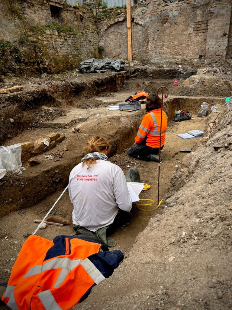 Survey and description in progress of the Antiquity levels. The Roman-period layers appeared in the lower part of the site, 4 m below the current street level, Strasbourg (Bas-Rhin), 2025. Credit: Anicet Konopka, Inrap