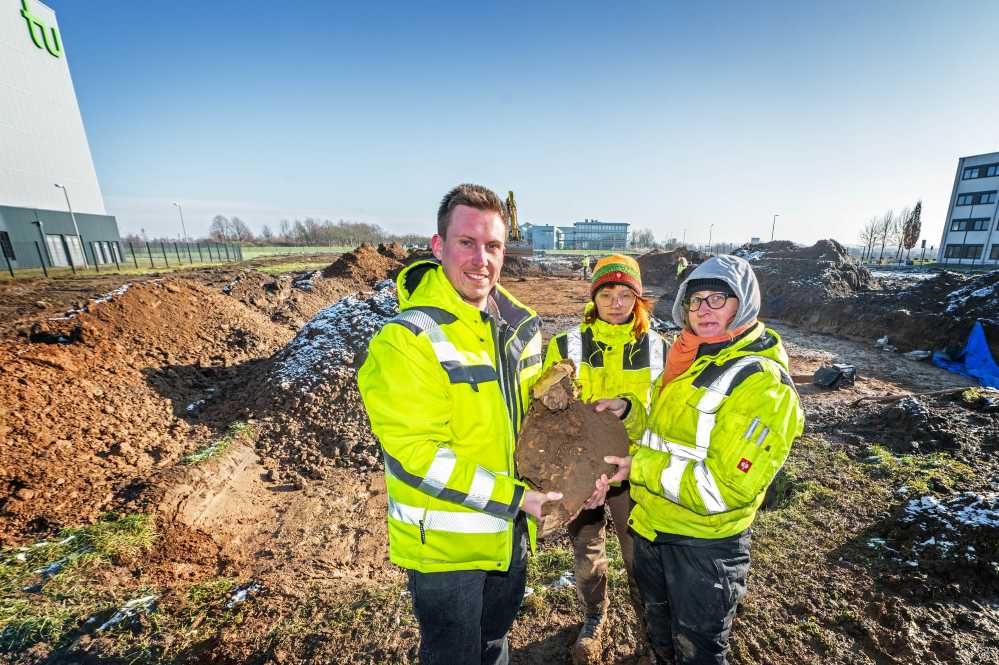 Archaeology team (from left): Jan Rosbeck (City Archaeologist), Rebecca Mehmen (Archaeology student, Ruhr University Bochum), and Martha zur-Schaepers (Excavation Director) present an excavated horse skull. Credit: City of Dortmund / Roland Gorecki