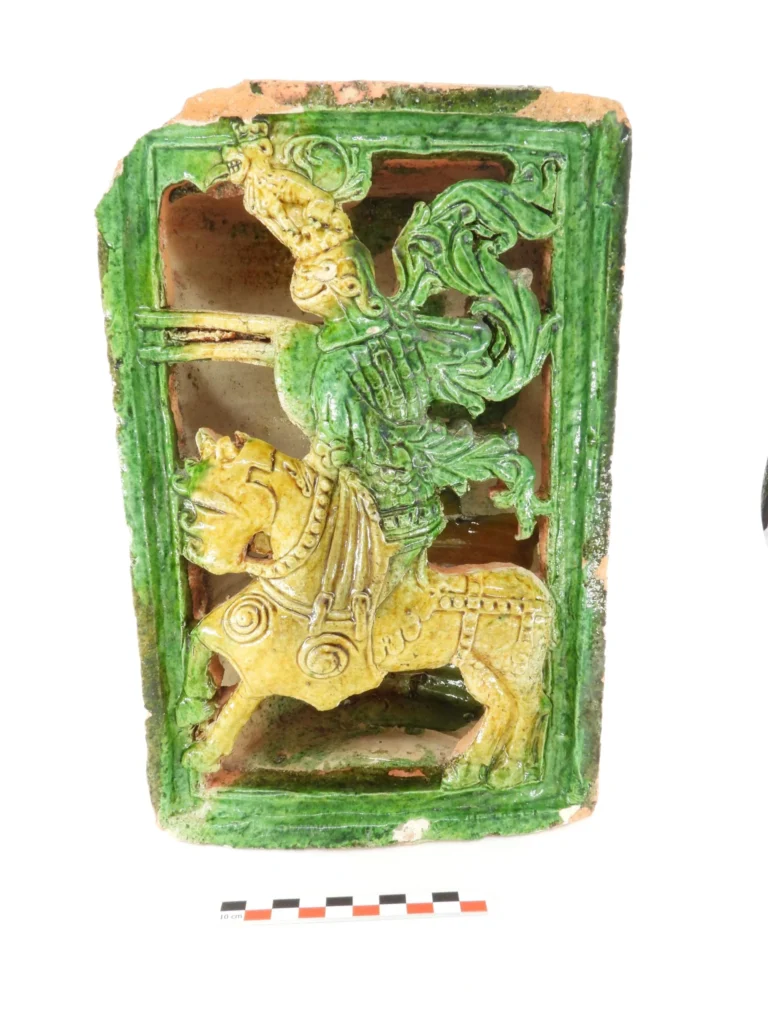 Ceramic stove tile with a figural narrative scene from the fill of the latrines, Strasbourg (Bas-Rhin), 2026. Credit:Clémentine Barbau, Inrap