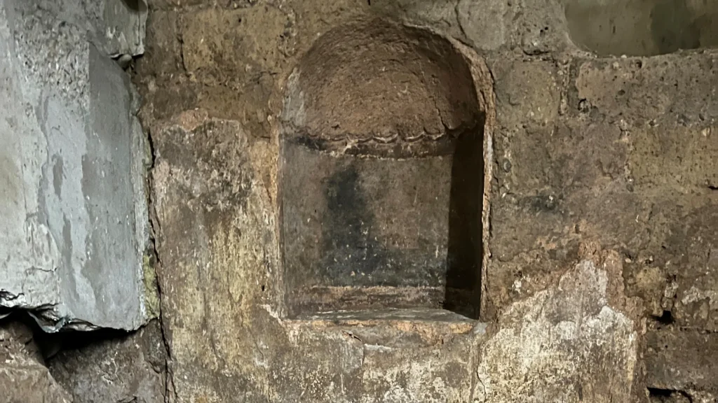 Close-Up of the Roman Lararium: Detailed view of the 2nd-century house altar niche with visible traces of original wall painting and structural features uncovered in Cologne’s Praetorium area. Credit: Stadt Köln/Römisch-Germanisches Museum, Michael Wiehen