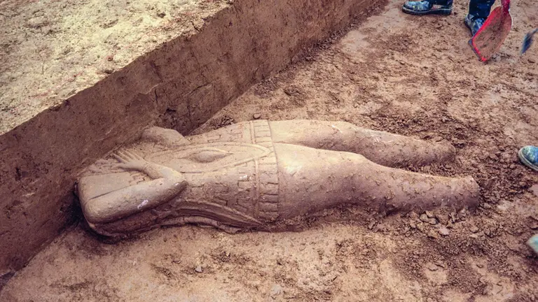 The sandstone statue of the “Prince of Glauberg” during excavation.