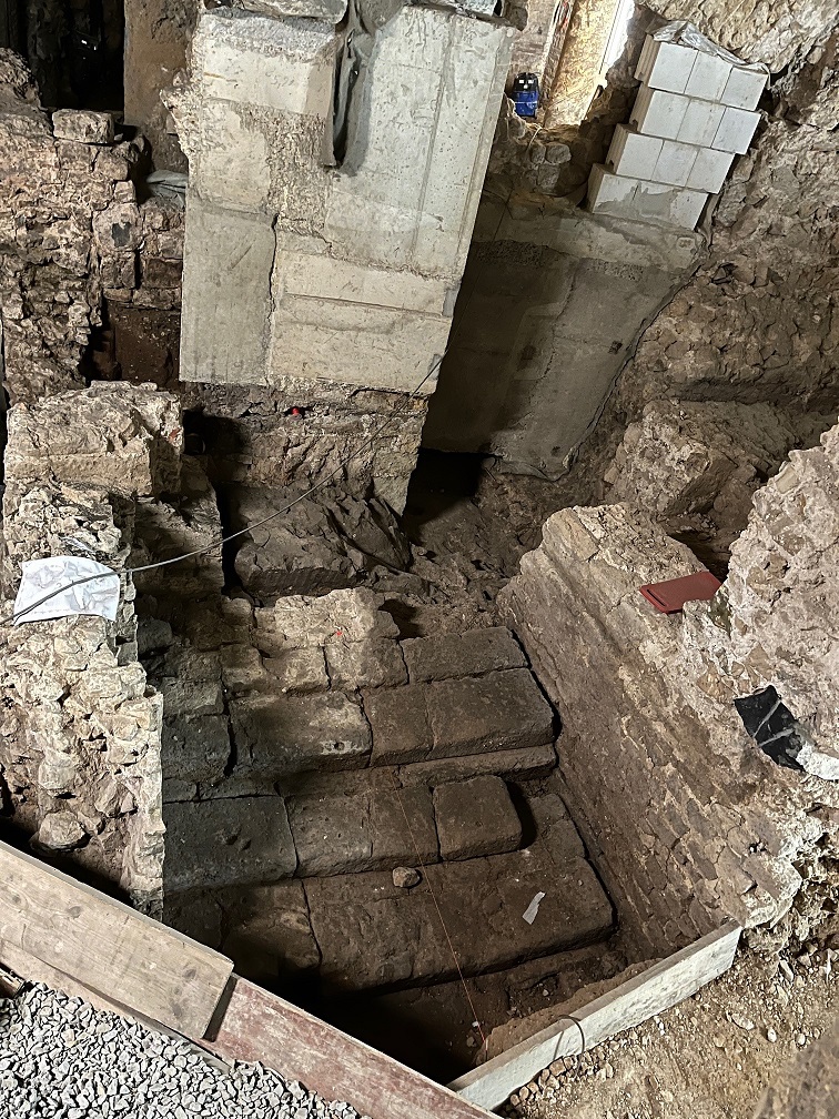 Roman Staircase from the 1st Century CE: Rarely preserved stone steps connecting lower Rhine-facing levels with the elevated Praetorium complex, uncovered during excavations at the MiQua site in Cologne. Credit:  Stadt Köln/Römisch-Germanisches Museum, Franziska Bartz