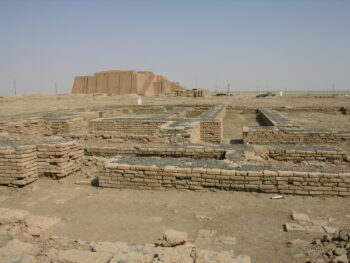 Ruins of the ancient city of Ur in southern Iraq. In the Sumerian period, houses were built from mudbrick and clay plaster, while larger structures were reinforced with bitumen and reed layers to enhance durability and structural stability. Credit: Public Domain