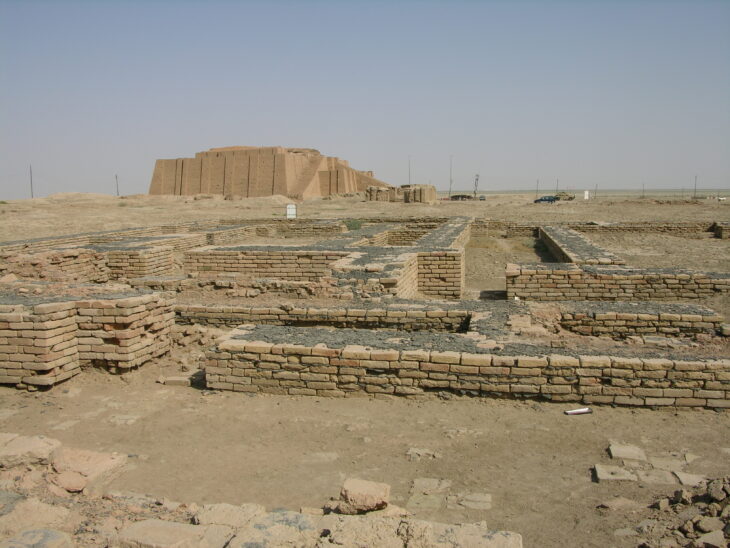 Ruins of the ancient city of Ur in southern Iraq. In the Sumerian period, houses were built from mudbrick and clay plaster, while larger structures were reinforced with bitumen and reed layers to enhance durability and structural stability. Credit: Public Domain