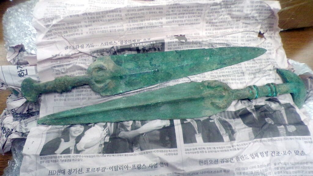 Philadelphia CBP officers intercept Bronze Age swords and arrowheads from the northeastern region of Iran. Credit: U.S. Customs and Border Protection (CBP)