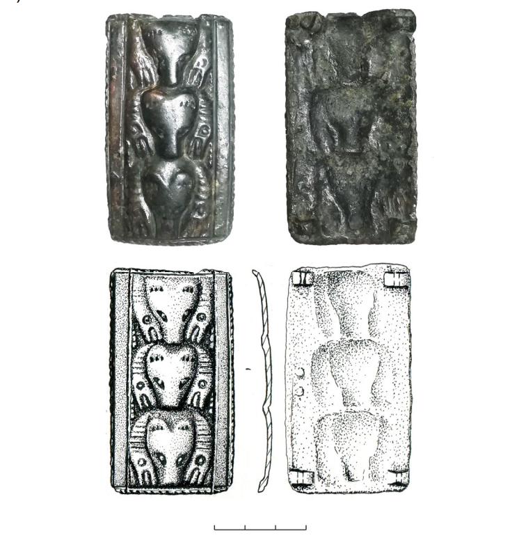 Chumysh-Perekat necropolis, grave 30. Badge with the image of “bears in a sacrificial pose” (bronze). Credit: Fribus & Grushin, 2025.