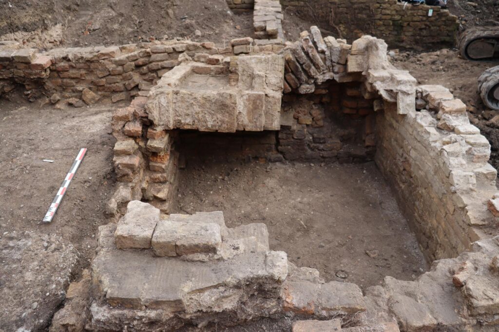 View of the upper part of the brick latrines and the barrel vault, Strasbourg (Bas-Rhin), 2026. Credit: Clémentine Barbau, Inrap