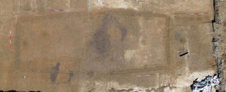 One of the two wall-trench houses visible in the aerial view. Credit: David Petö, Archäologie am Hellweg e.G.