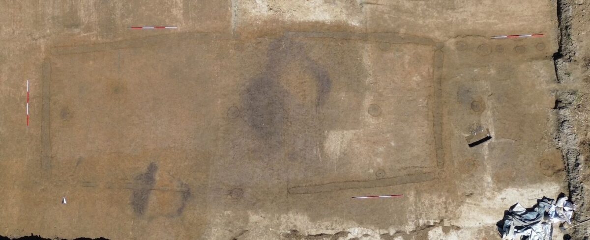 One of the two wall-trench houses visible in the aerial view. Credit: David Petö, Archäologie am Hellweg e.G.