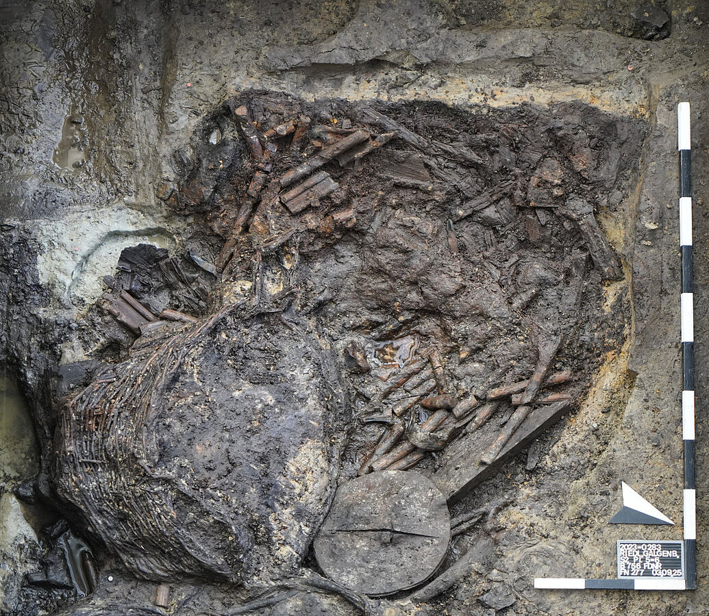 At the bottom of the looting tunnel, in front of the opening in the eastern wall, archaeologists found scattered remains of the burial and grave goods that had originally been placed inside the chamber. Photo: State Office for Monument Preservation (LAD) at the Regierungspräsidium Stuttgart / Jörn Heimann.