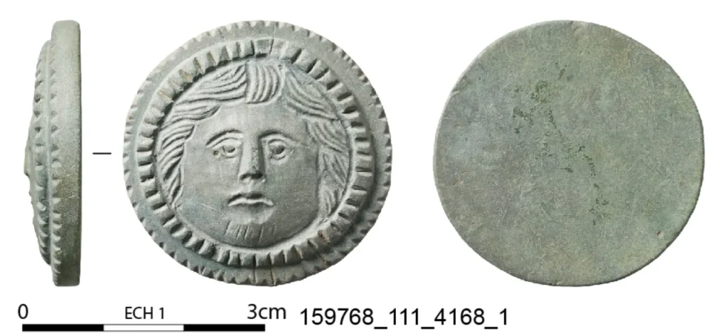 Detail of a decorative mount recovered from a pit.
Credit: S. Lancelot, Inrap