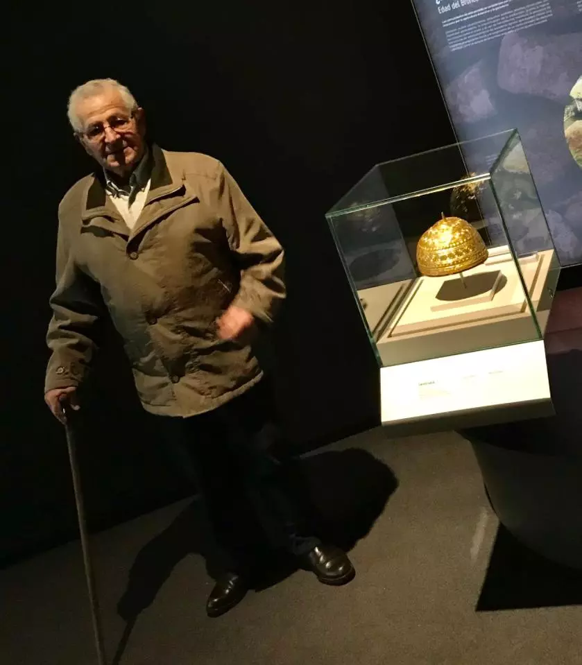 José María Vicente standing before the Golden Helmet, on display at the Archaeological and Historical Museum of San Antón Castle. 