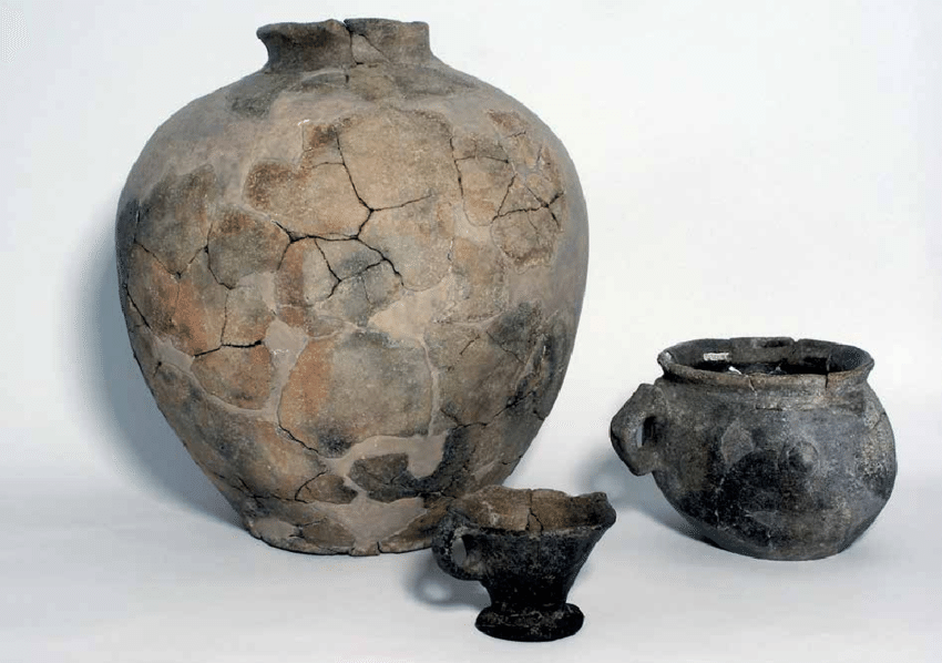 “Talayotic” pottery set found in the ritual area of the staggered barrow of Son Ferrer. (Source: ArqueoUIB Research Group, figure: D. Albero Santacreu) — representative example image, not from the Cabrera excavation.