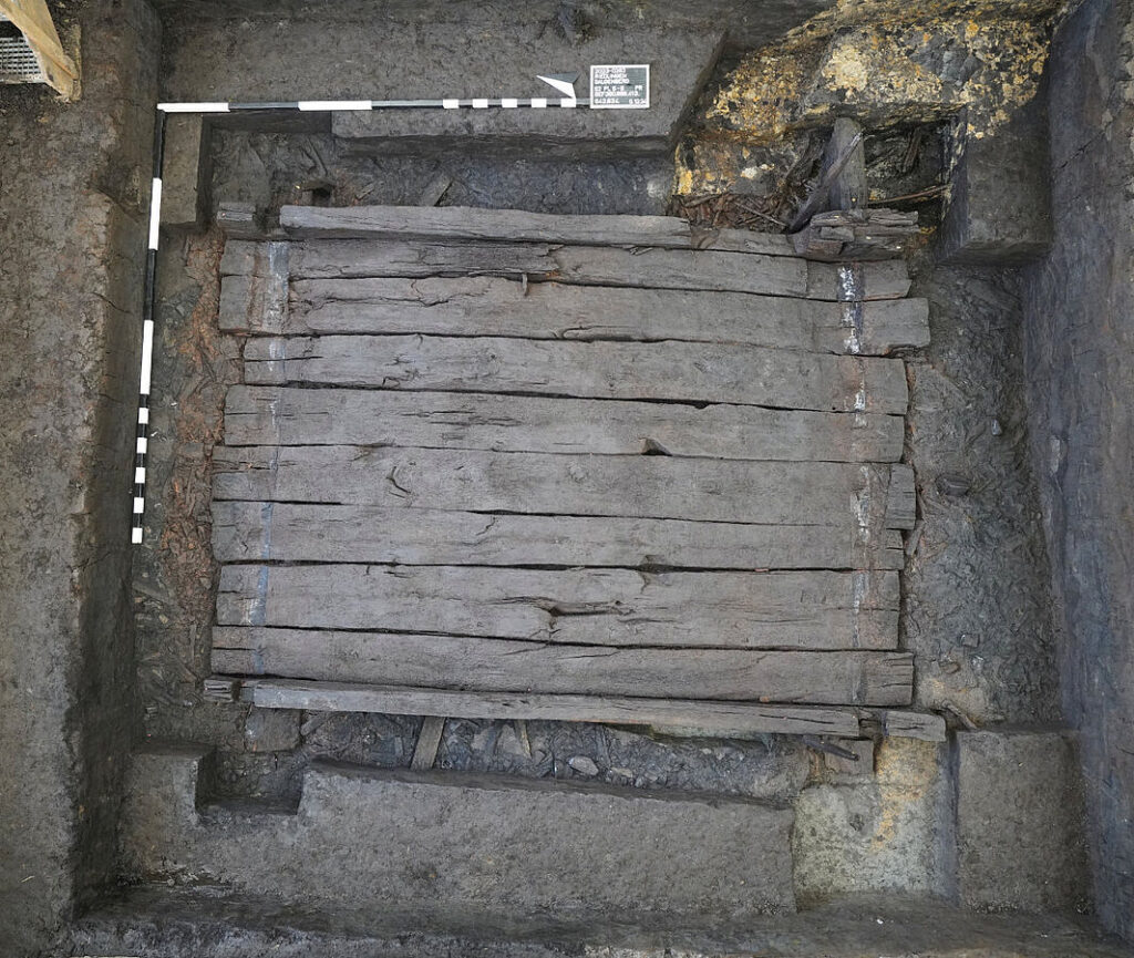 The floor of the burial chamber consisted of eight massive wooden planks resting on two support beams. In the southeast corner, a looting tunnel—clearly visible through a lighter soil discoloration—reached the wall, which had been broken through at the base.
Credit: State Office for Monument Preservation (LAD) at the Regierungspräsidium Stuttgart / Jörn Heimann.