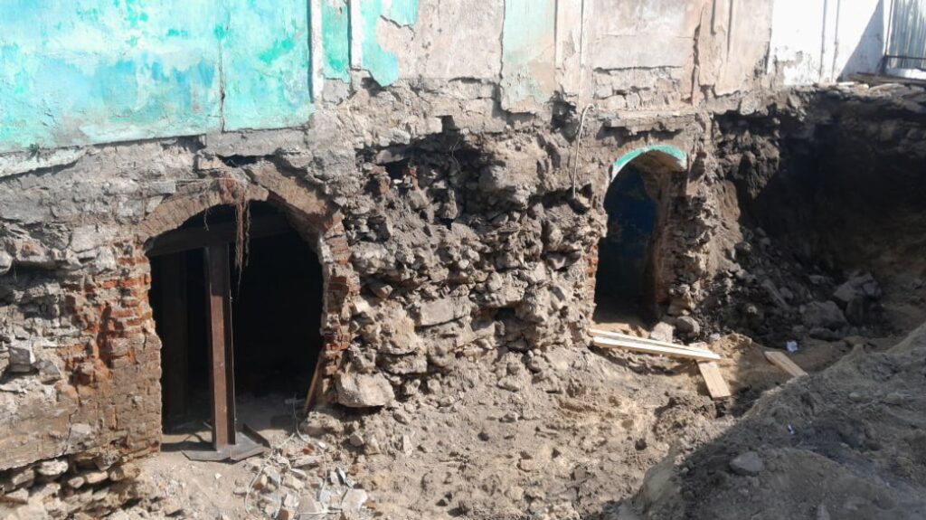  Builders uncover two խոր underground stone niches, each reaching up to 10 meters in length during excavation near the stadium in Pervomaisk. Credit: Суспільне Миколаїв/Юрій Островершенко