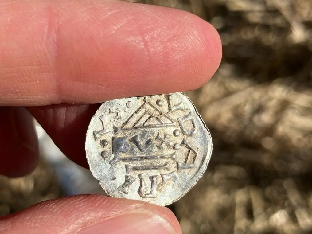 Γερμανικό νόμισμα από τον Θησαυρό του Μόρσταντ. Τα ευρήματα αυτού του τύπου προστατεύονται αυτόματα από τον Νόμο περί Πολιτιστικής Κληρονομιάς. Πίστωση: May-Tove Smiseth / Δήμος Κομητείας Innlandet