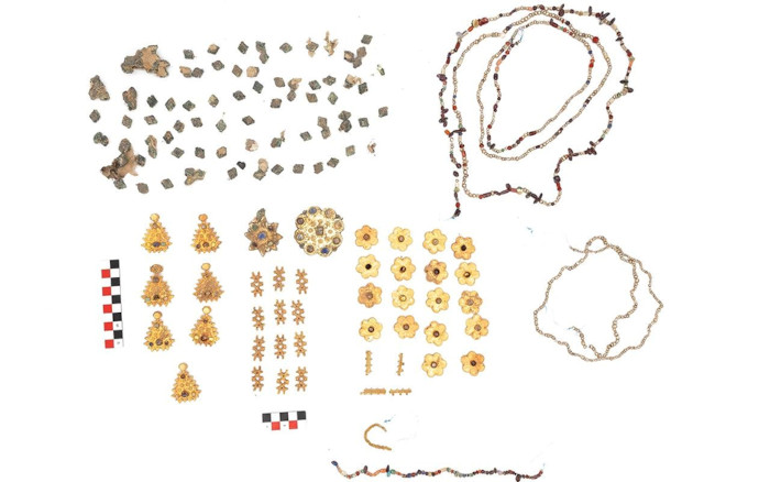 The full 100-piece Abbasid-era gold jewelry collection, including floral pendants, disc ornaments, beads, and gold spacers. Credit: Saudi Arabia Ministry of Culture