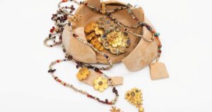100 Pieces of 1,100-Year-Old Gold Jewelry Unearthed on Ancient Hajj Route in Saudi Arabia