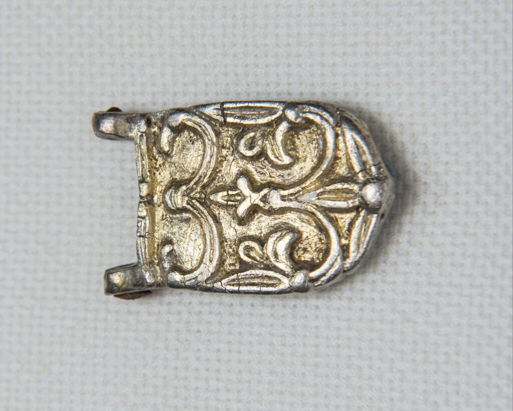 A gilded silver buckle decorated with tendril and floral motifs, with its loop missing. Credit: Attila Novák - Tari László Múzeum Csongrád via facebook