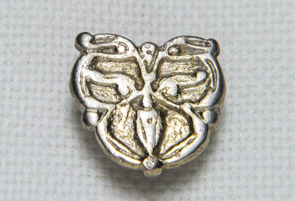 A narrow gilded silver belt fitting with tendril decoration separated by floral motifs. Credit: Attila Novák - Tari László Múzeum Csongrád via facebook