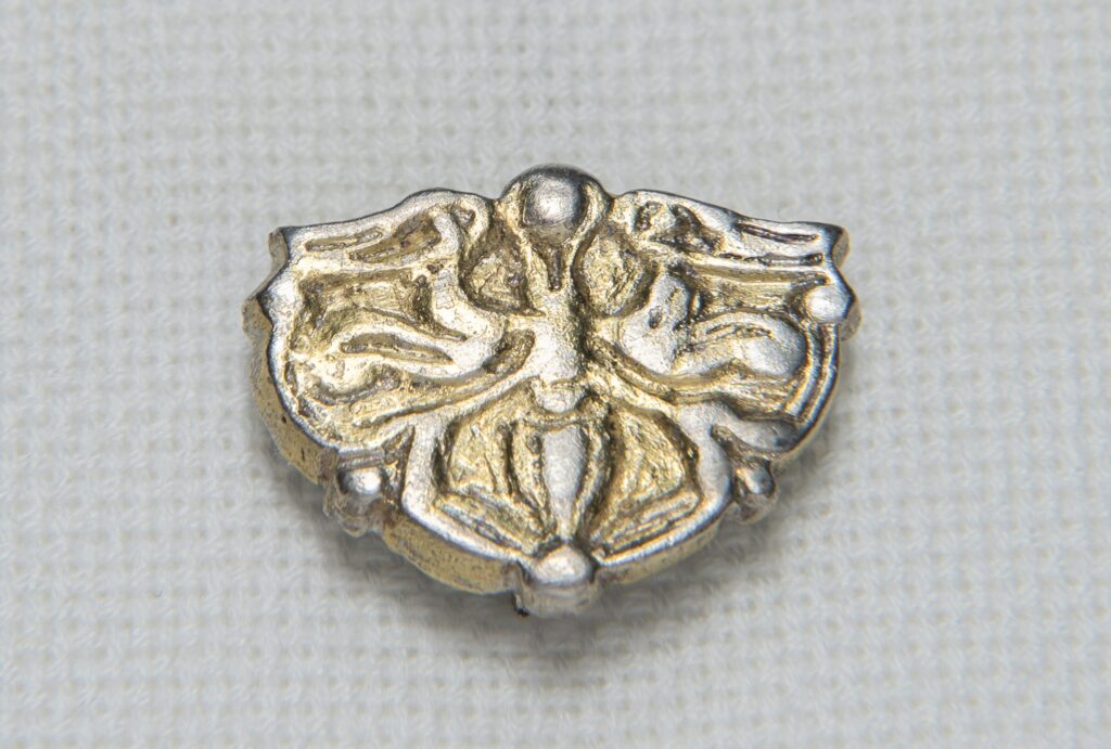 A wide gilded silver belt fitting with tendril decoration separated by floral motifs. Credit: Attila Novák - Tari László Múzeum Csongrád via facebook