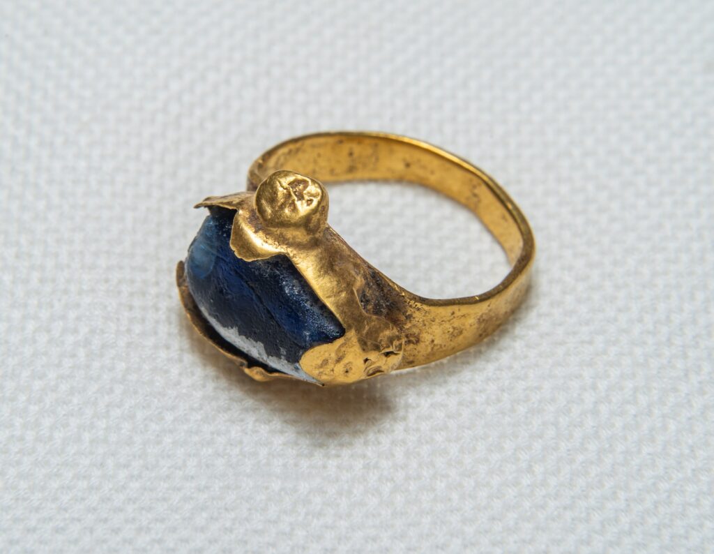 A gold ring with a bulbous bezel from the Csongrád-Bokros burial. Credit: Attila Novák - Tari László Múzeum Csongrád via facebook