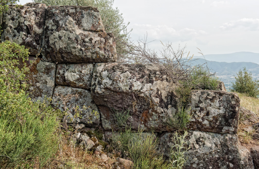 Polygonal walls of the Karaburç fortification. Credit: Ali Özkan / Arkeoloji Dergisi, 2026