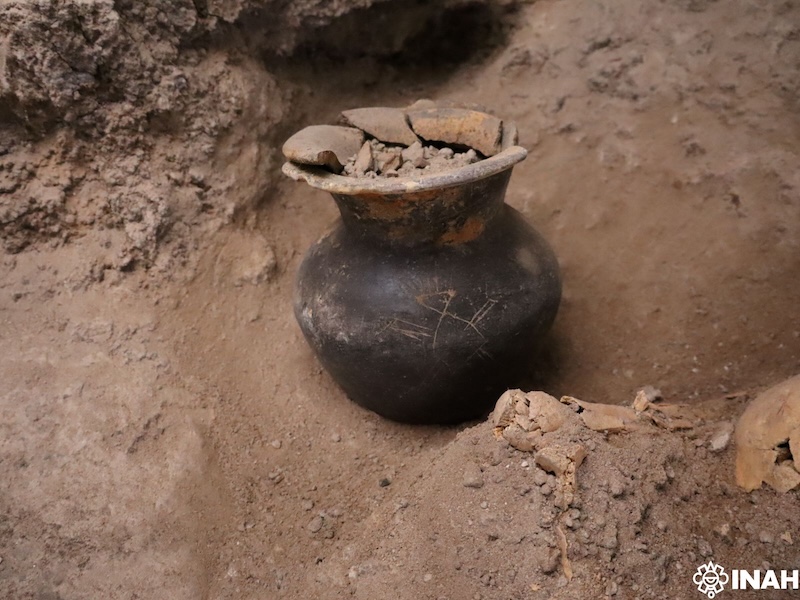 Miniature vessel found among the funerary offerings. Credit: Víctor Heredia- INAH
