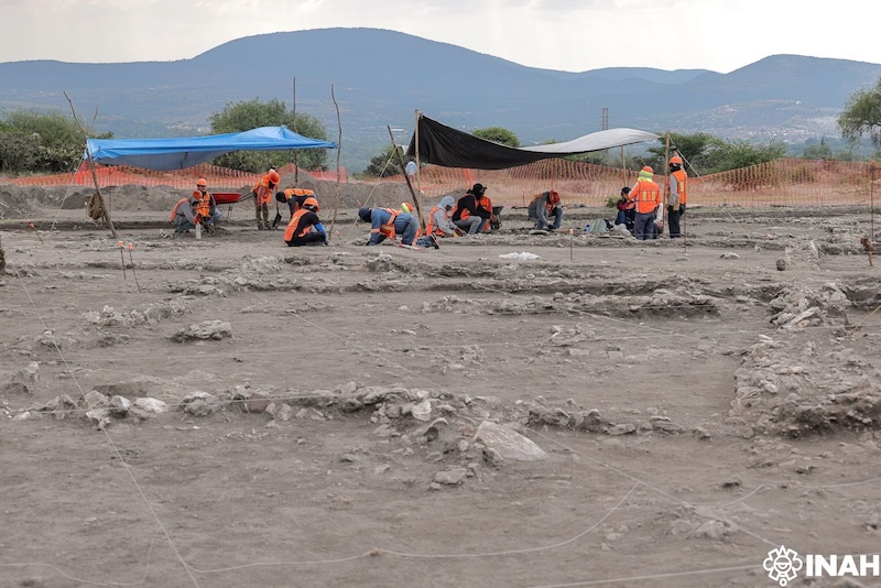 Archaeologists carrying out salvage work for the Mexico–Querétaro Train project have uncovered cists and shaft-tomb-like burial chambers near Tula. Credit: INAH