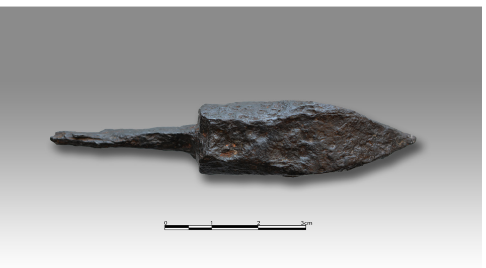 The study also discusses a heavy iron bolt head found at Kubadabad. Weighing 66 grams, it is far too heavy to have been fired from an ordinary hand bow. Credit: Çeken, M., Yavaş, A., & Meriç, G. (2026)