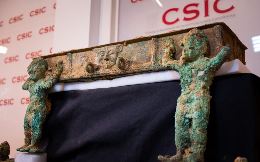 The piece preserves two wheels and part of the main box, measuring about 60 centimeters in length and 47 centimeters in height. Credit: Ayuntamiento de Guareña