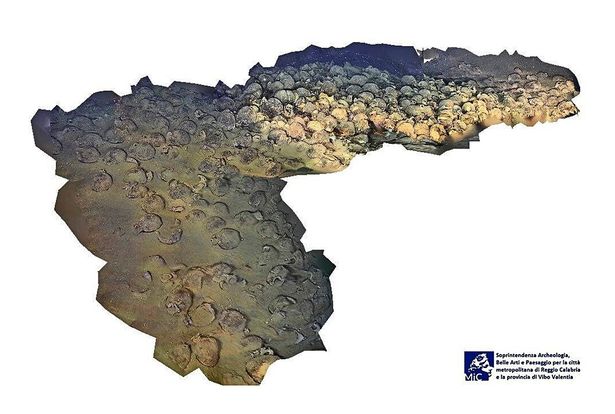 Overview of part of the ancient cargo. More than 300 amphorae were counted in total. Credit: Ministry of Culture / SABAP Reggio Calabria