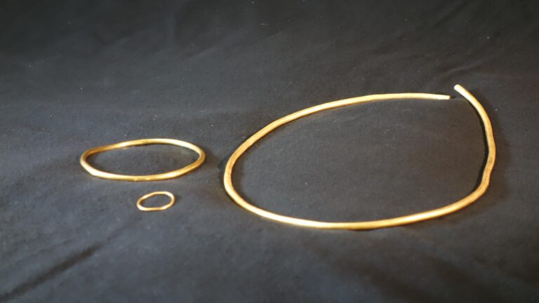 Gold ornaments for the neck, arm, and finger are among the unusual finds from Celtic graves of this period. Credit: Thomas Kurella, hr