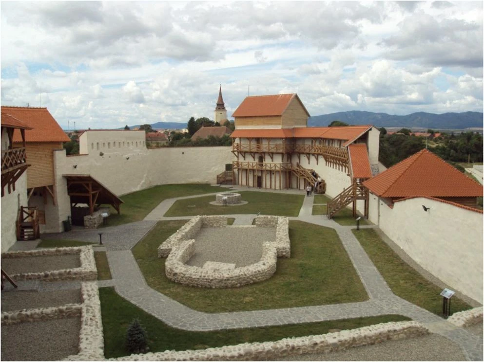Fortaleza medieval de Feldioara tras la restauración de 2013-2017 (foto: A. Ioniță). Crédito: Marcu-Istrate, D., et. al., 2026