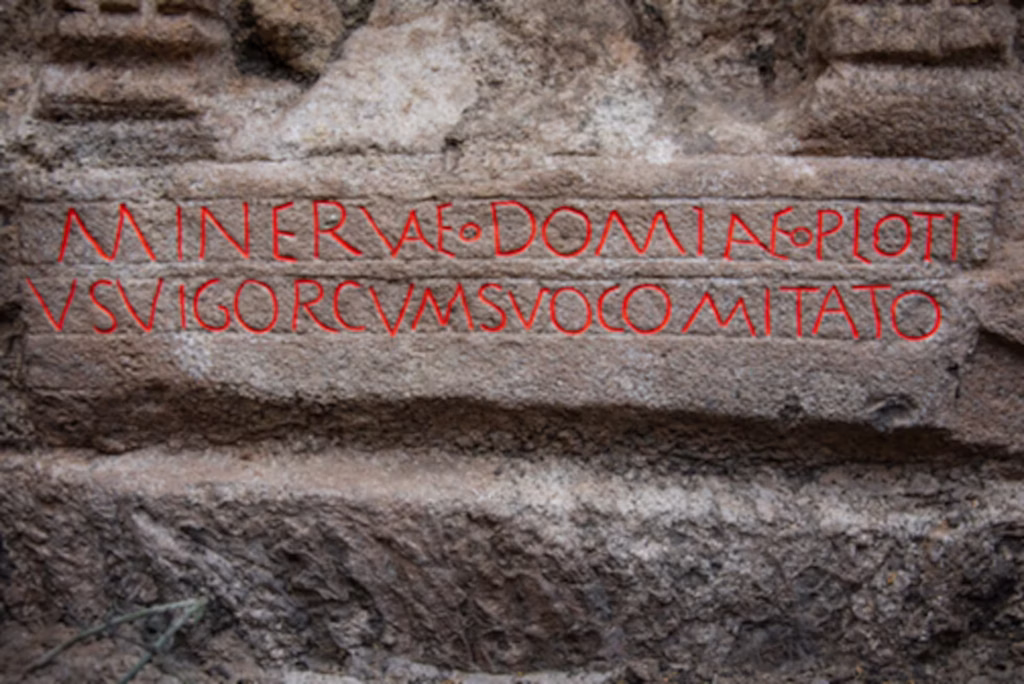 Latin inscription carved beneath the small shrine dedicated to Minerva. Credit:  María José Martínez Hernández