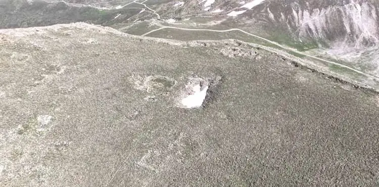 Inside the walled zone are traces of buildings, cisterns and possible residential spaces. Credit: DHA