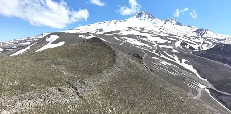 Snowmelt Reveals Ancient Walled Sanctuary 2,500 Meters Up on Lifos Mountain in Türkiye - Arkeonews