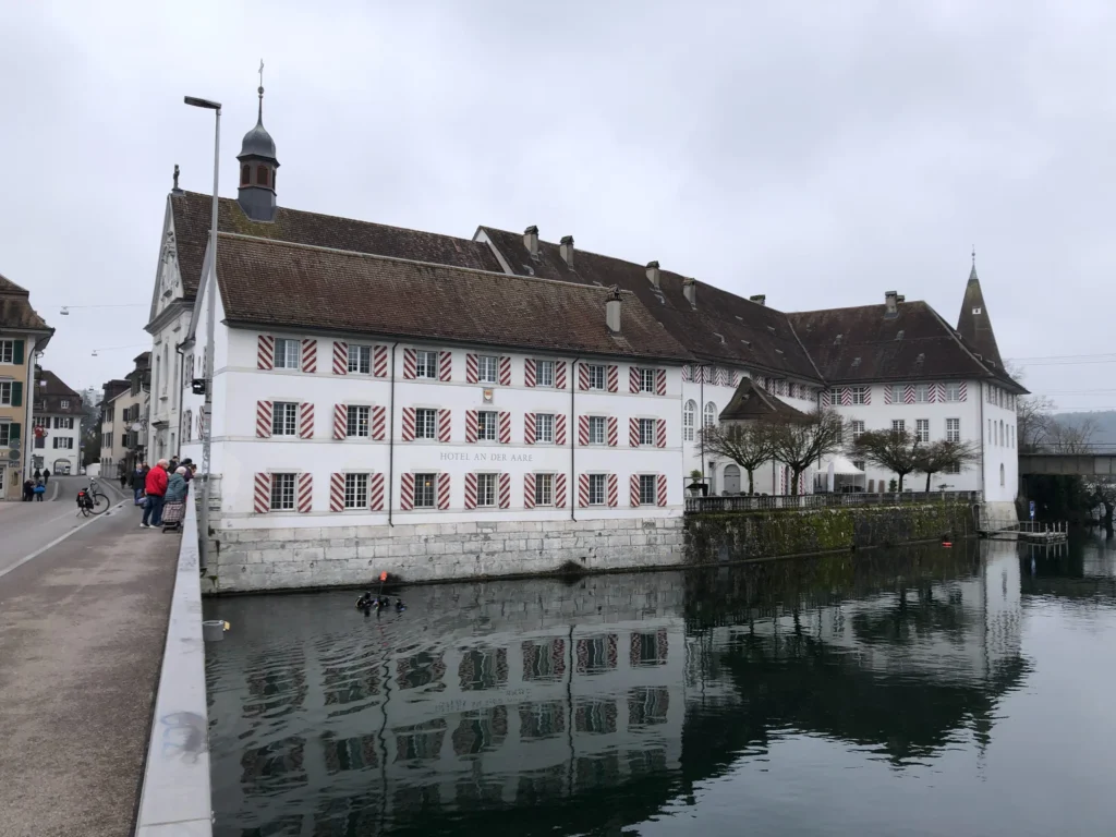 The Roman bridge piles lie about ten meters from the riverbank, near the Wengi Bridge on the left. The railway bridge can be seen at the right edge. Credit: Kantonsarchäologie Solothurn / Pierre Harb