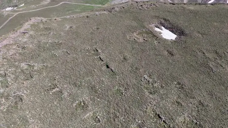 Inside the walled zone are traces of buildings, cisterns and possible residential spaces. Credit: DHA