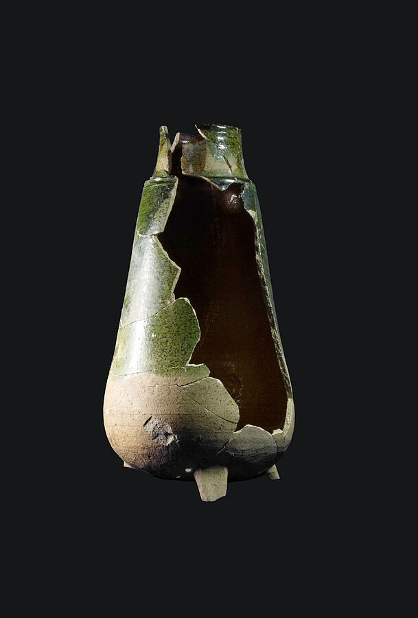 The approx. 35-cm-high flask-shaped distilling vessel is partly green-glazed on the outside and yellow-glazed inside. Credit: © Sven Kretzschmar, Landesamt für Archäologie Sachsen.